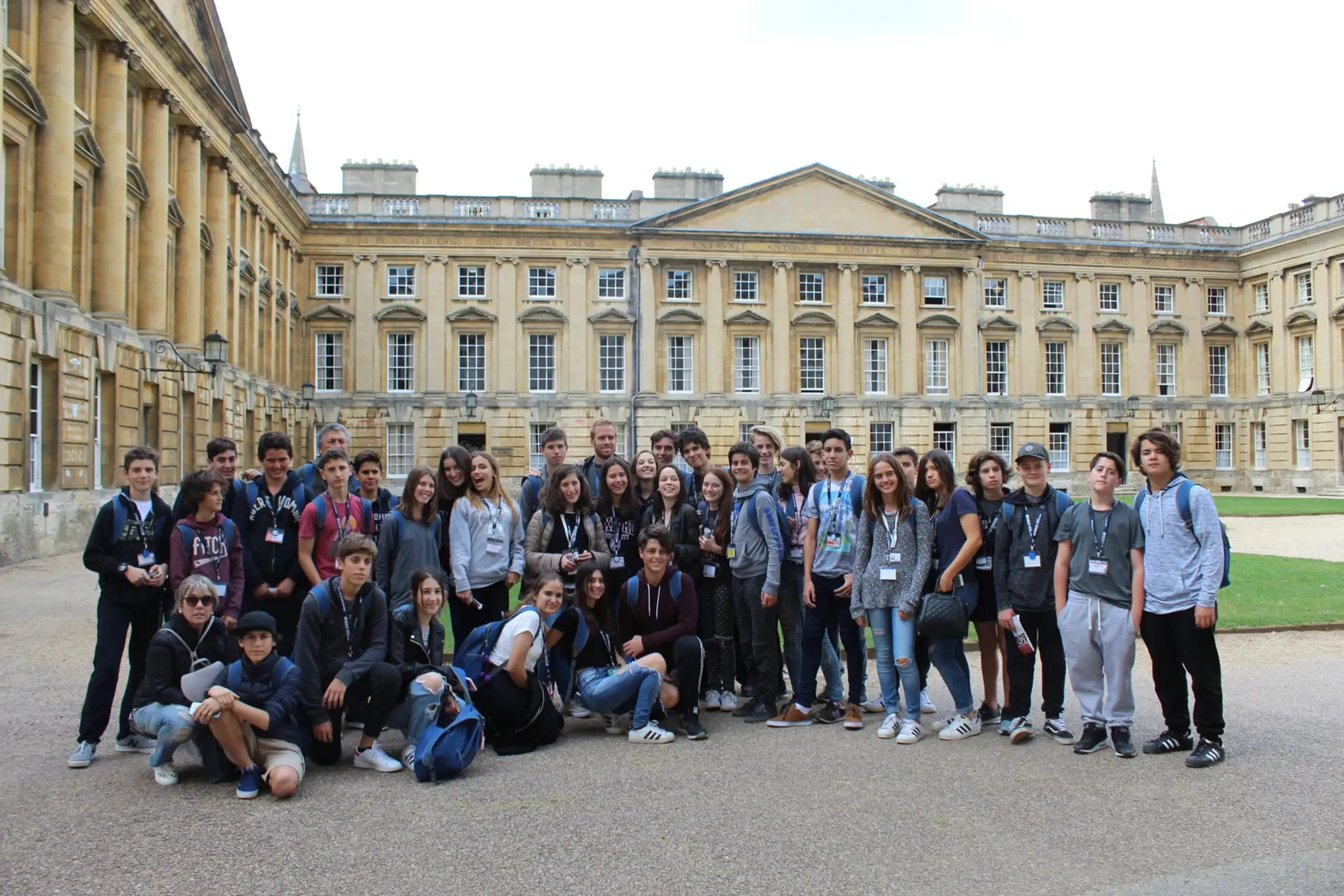 Grupo de estudiantes de Global Studies frente a un edificio histórico en la Universidad de Oxford, Inglaterra