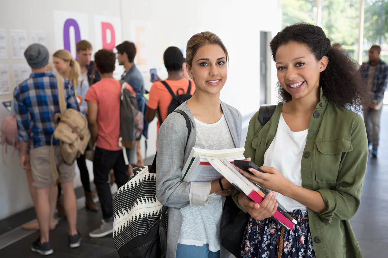 Perfecto 👌 Te agrego el bloque de VET dentro de la misma estructura, sin romper el tono SEO de la landing.  Escuela de inglés en Melbourne, VIC, Australia – Greenwich College DESCRIPCIÓN GENERAL DE LA ESCUELA  Greenwich College es una reconocida escuela
