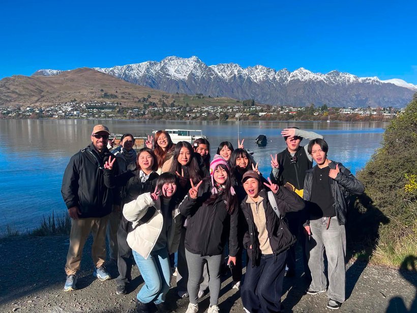 Estudiantes de LSNZ a orillas del lago
